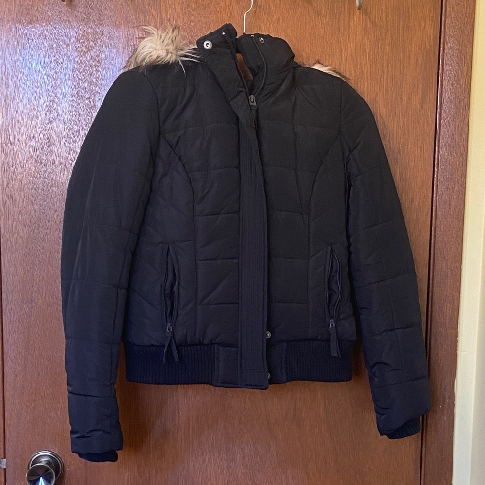 American Eagle Outfitters Black Quilted Puffer Jacket with Faux Fur Hood Trim